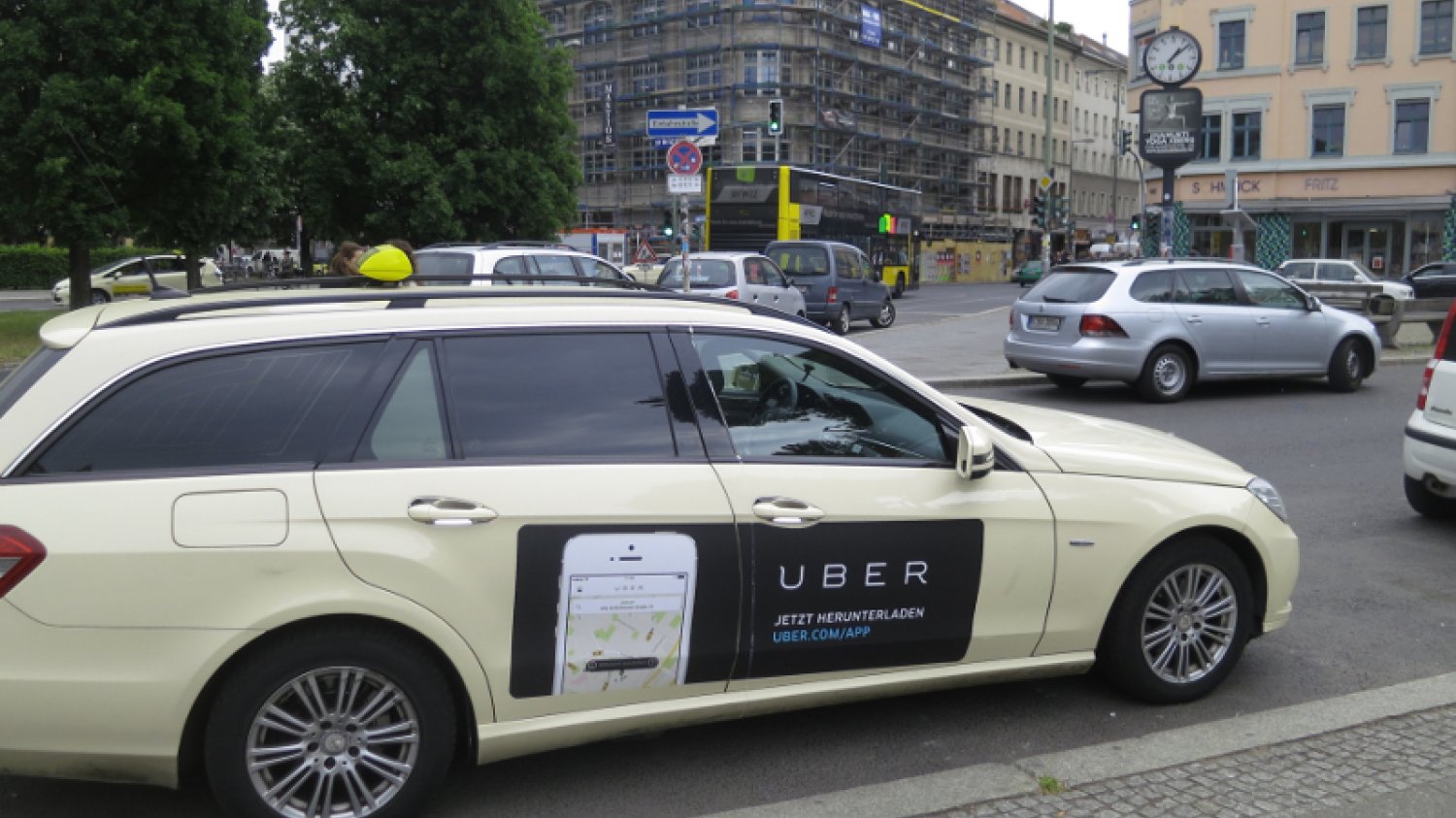 Kierowcy Ubera w Polsce będą musieli mieć licencje jak taksówkarze? Tak zakłada poselski projekt ustawy.
