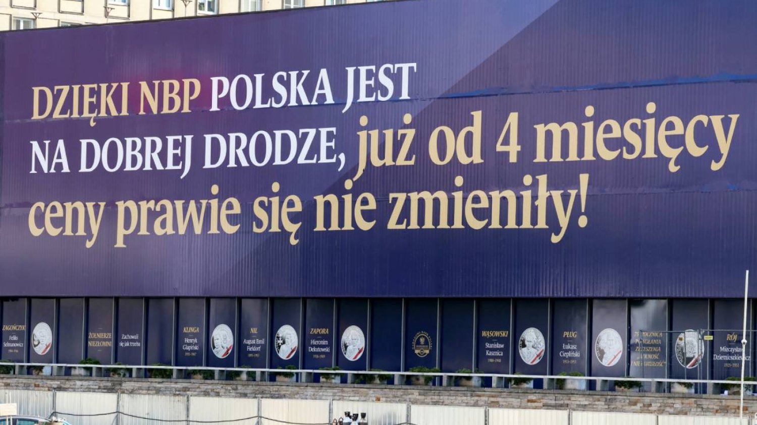 Propagandowy baner NBP.