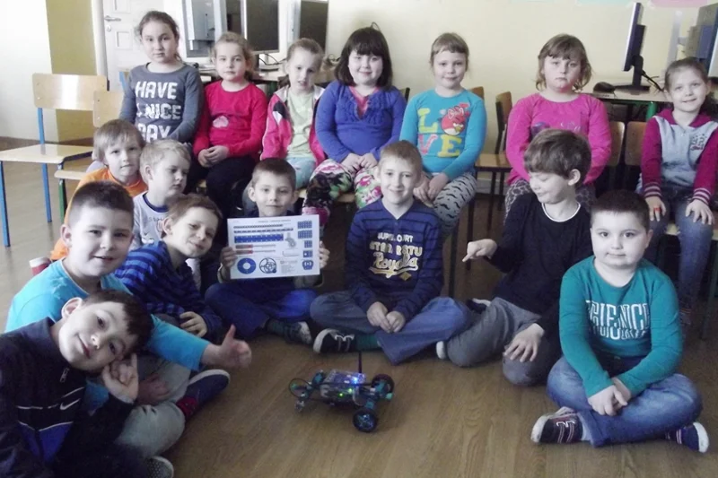 Uczniowie z klasy VIA Szkoły Podstawowej nr 1 w Koninie, którzy uczestniczyli w zajęciach z podstaw robotyki