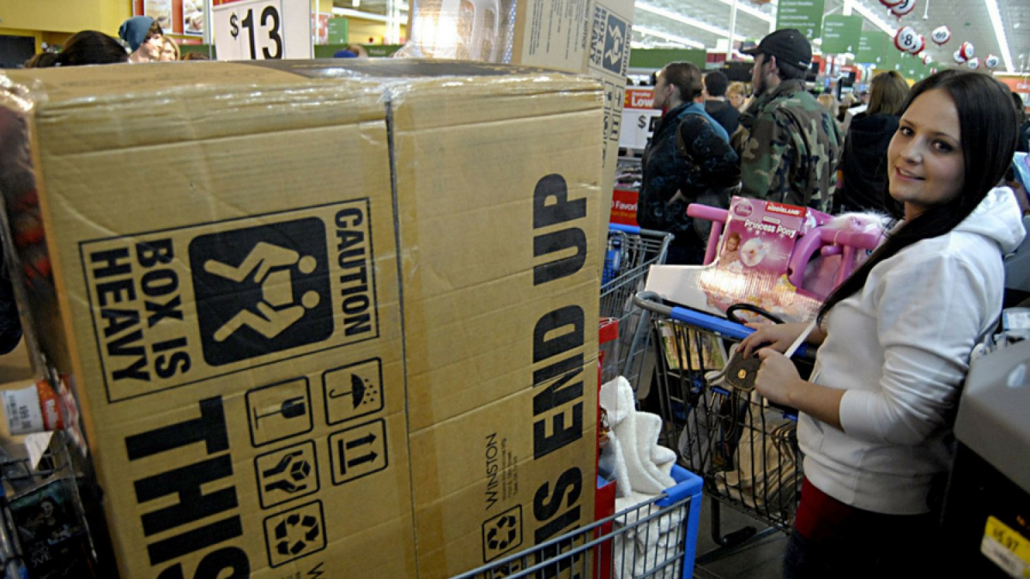 Tłum klientów w sklepie Walmart, należącym do najbogatszej na świecie familii: Waltonów.