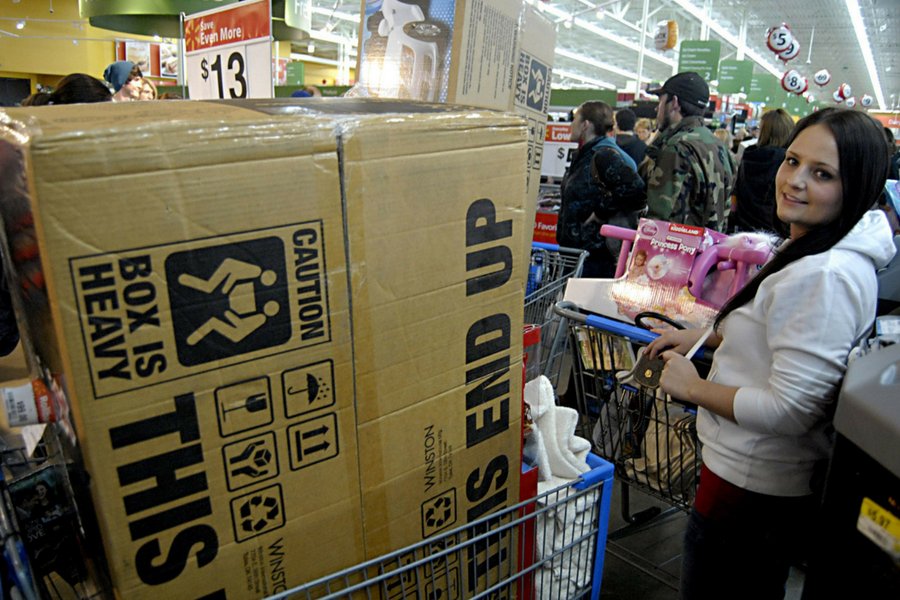 Tłum klientów w sklepie Walmart, należącym do najbogatszej na świecie familii: Waltonów.