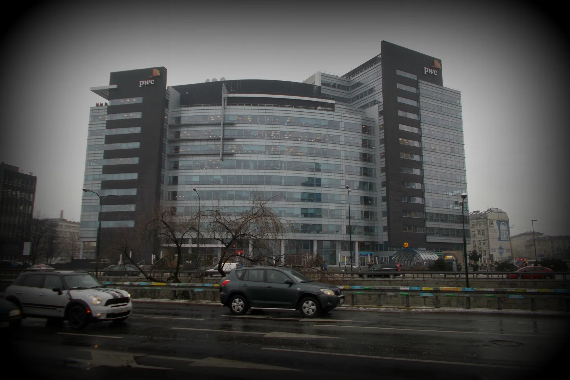 To w tym biurowcu, na parterze znajduje się darmowa przestrzeń coworkingowa Idea Hub. Jeśli jesteś klientem Idea Banku skorzystasz też z darmowego WiFi