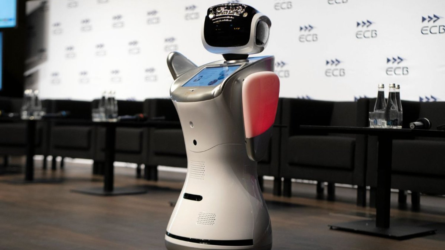 Roboty może nie podbiją świata, ale mogą zastąpić ludzi w różnych zawodach. To może skutkować powiększeniem dziury budżetowej.
