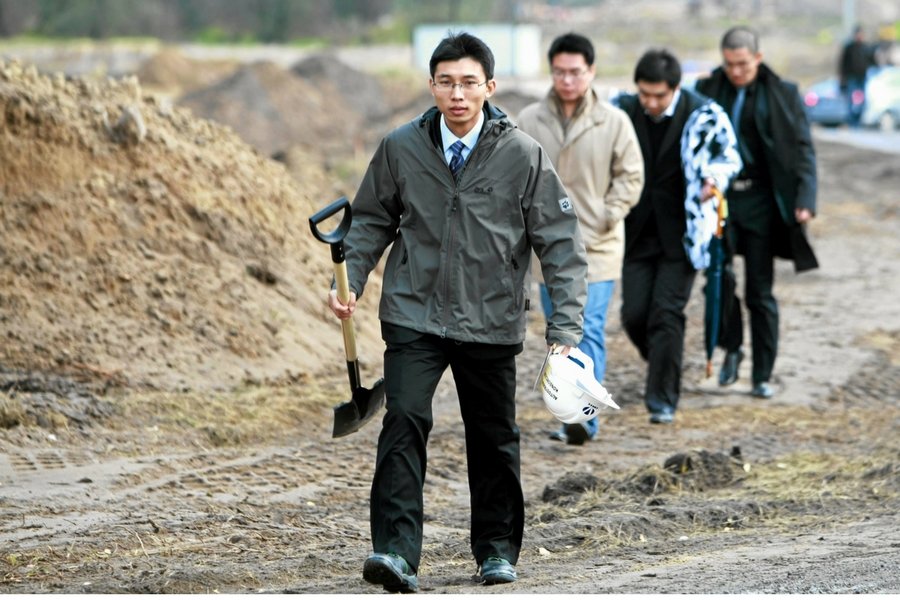 Chińscy pracownicy na placu budowy autostrady A2 Łódź-Warszawa.
