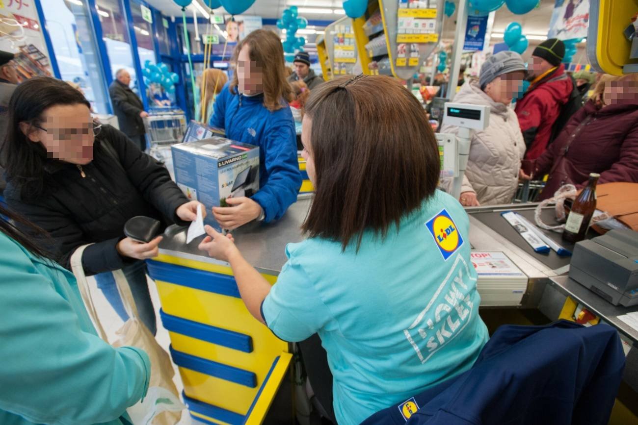 Kasjer w Lidlu, klienci.