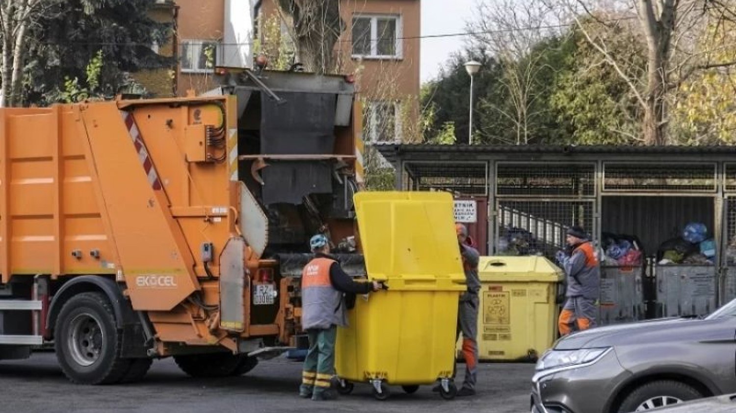 Opłaty za śmieci rosną w całej Polsce. Rząd szuka sposobu na zatrzymanie podwyżek.