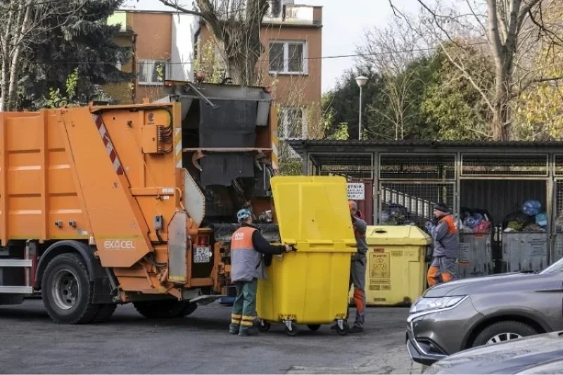 Opłaty za śmieci rosną w całej Polsce. Rząd szuka sposobu na zatrzymanie podwyżek.