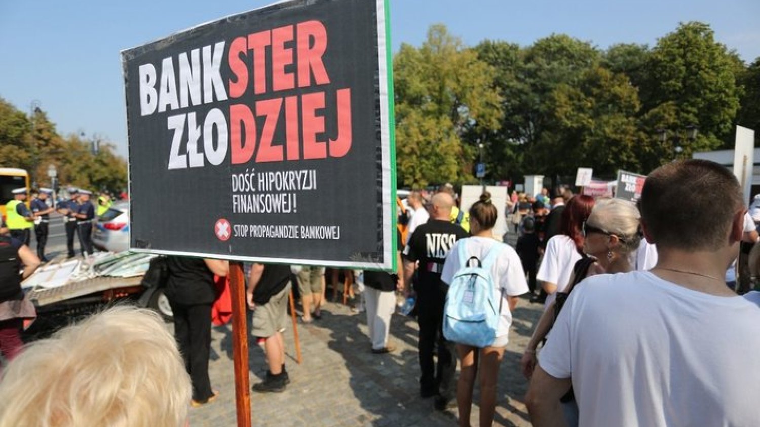 Banki zmieniają retorykę wobec frankowiczów. Podnoszą opłaty i opóźniają wydawanie dokumentacji. Kredytobiorcy nie maja co liczyć na ugody.