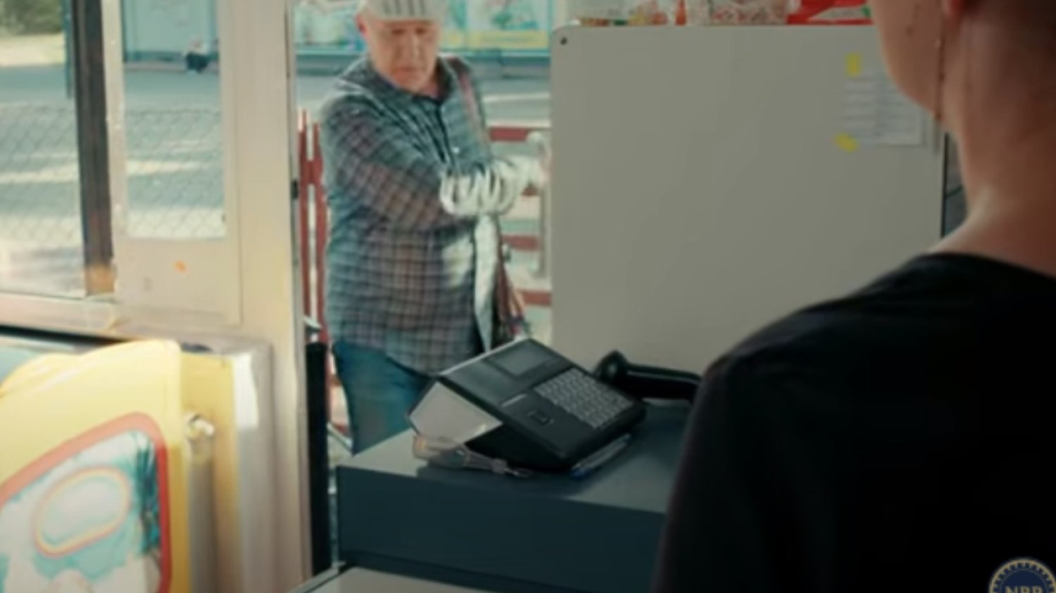 Mężczyzna i kasjerka w nowym spocie NBP.