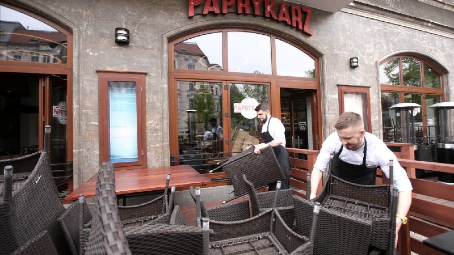 Zmian w zakazach Covid-19 jest wiele. Można zjeść w ogródku restauracyjnym czy wybrać się na spacer bez maseczki.