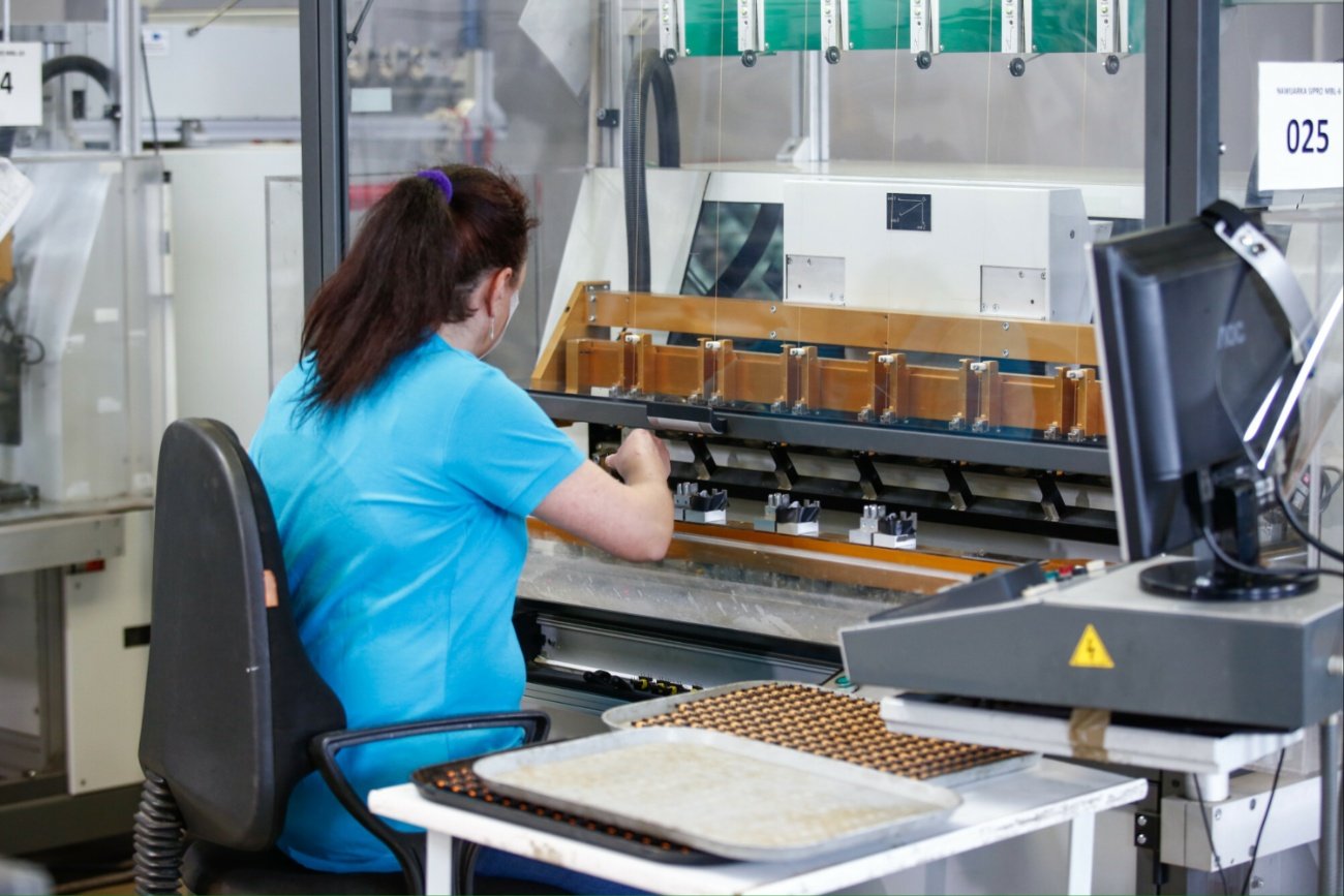 Pracownica produkcji.