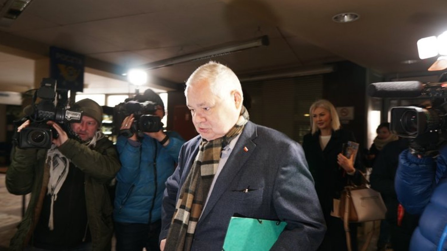 NBP opublikował informacje o wysokości wynagrodzeń pracowników kadry kierowniczej. Jeden z "aniołków Glapińskiego" otrzymywał najwyższą pensję dyrektorską.