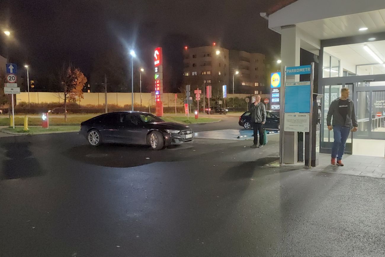 Kierowca tego Audi uznał, że najlepsze miejsce do parkowania jest pod samym wejściem do Lidla