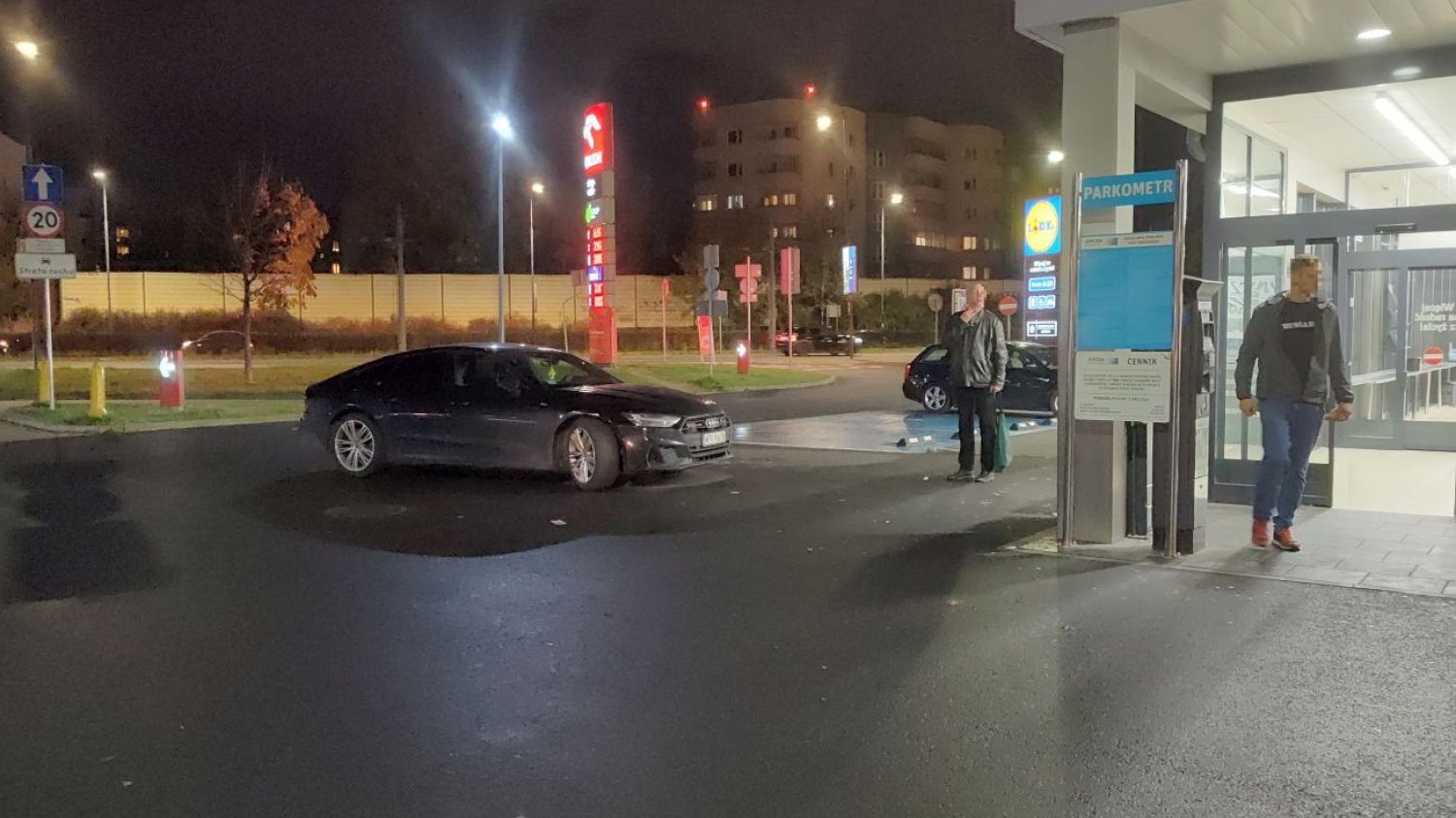 Kierowca tego Audi uznał, że najlepsze miejsce do parkowania jest pod samym wejściem do Lidla