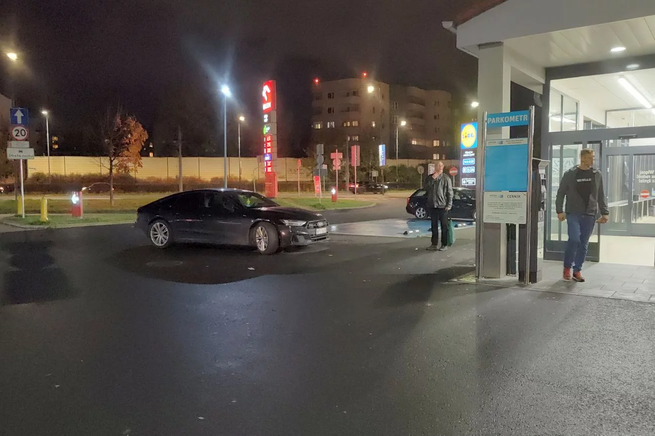 Kierowca tego Audi uznał, że najlepsze miejsce do parkowania jest pod samym wejściem do Lidla