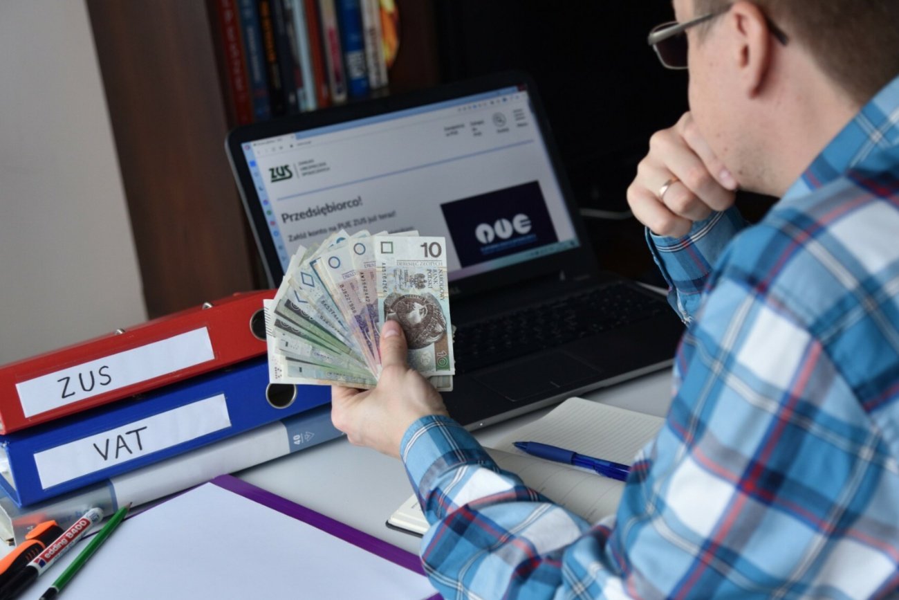 Pieniądze, komputer.