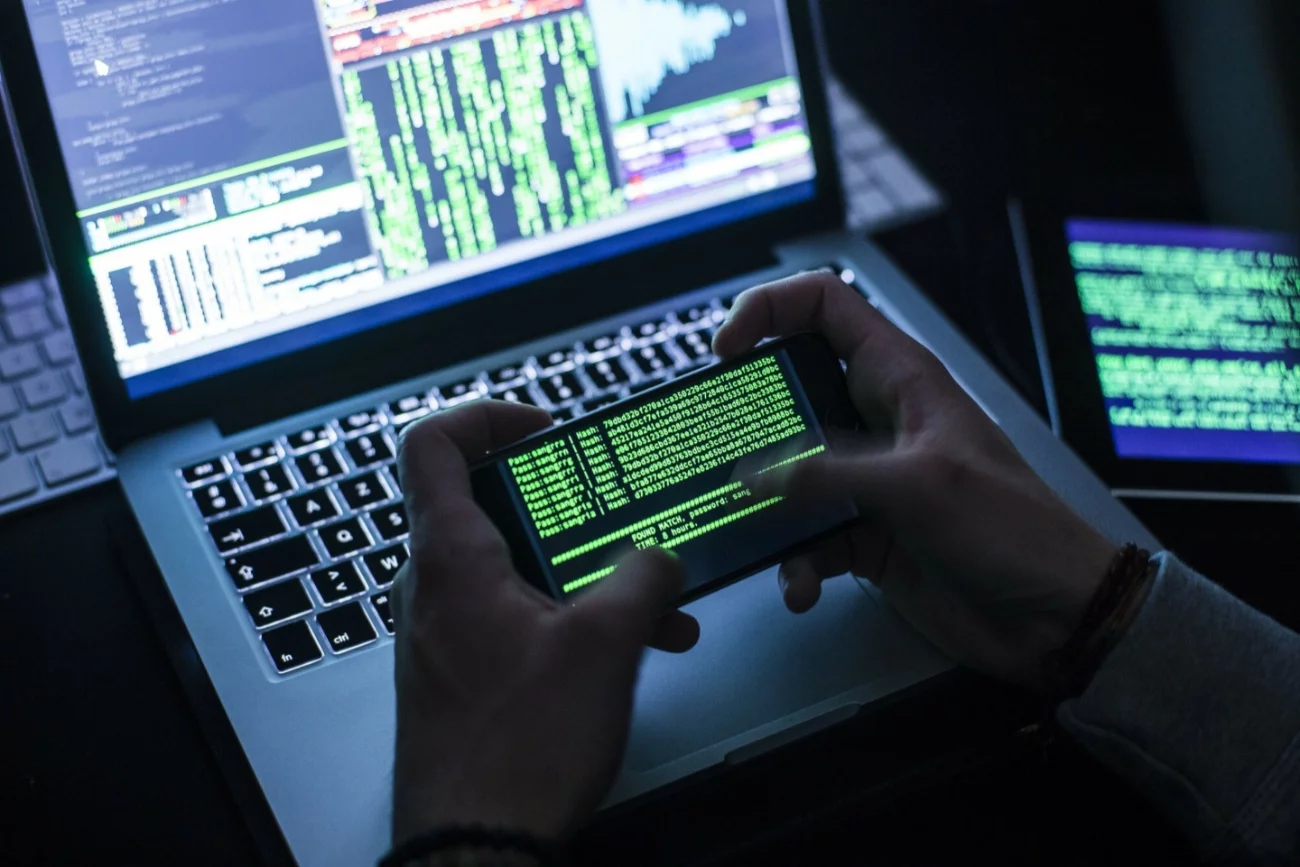 Haker, laptop, smartfon.