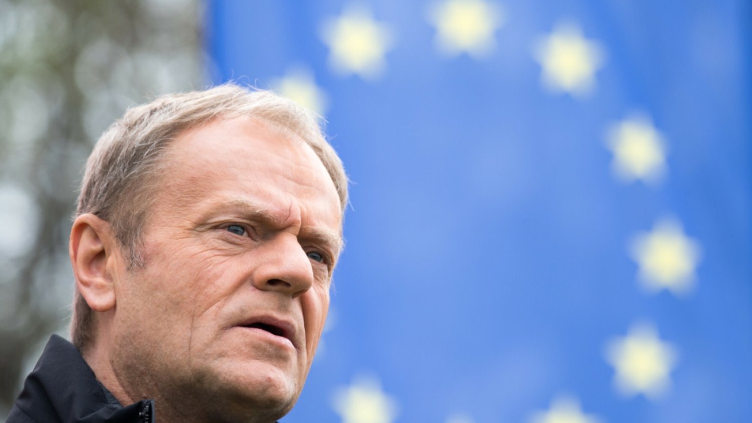 Donald Tusk, flaga UE.
