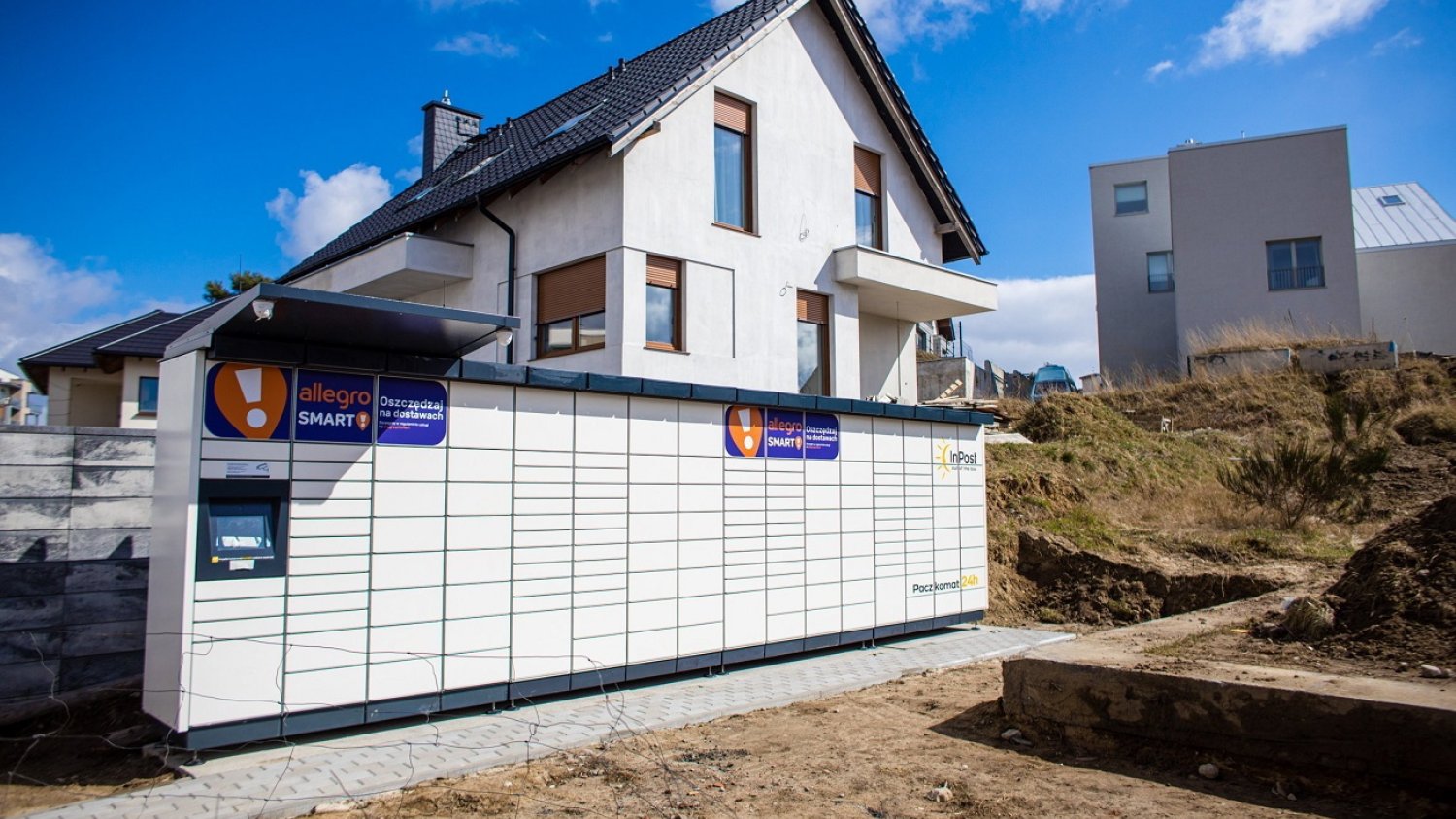 Paczkomat InPost na nowo budowanym osiedlu.