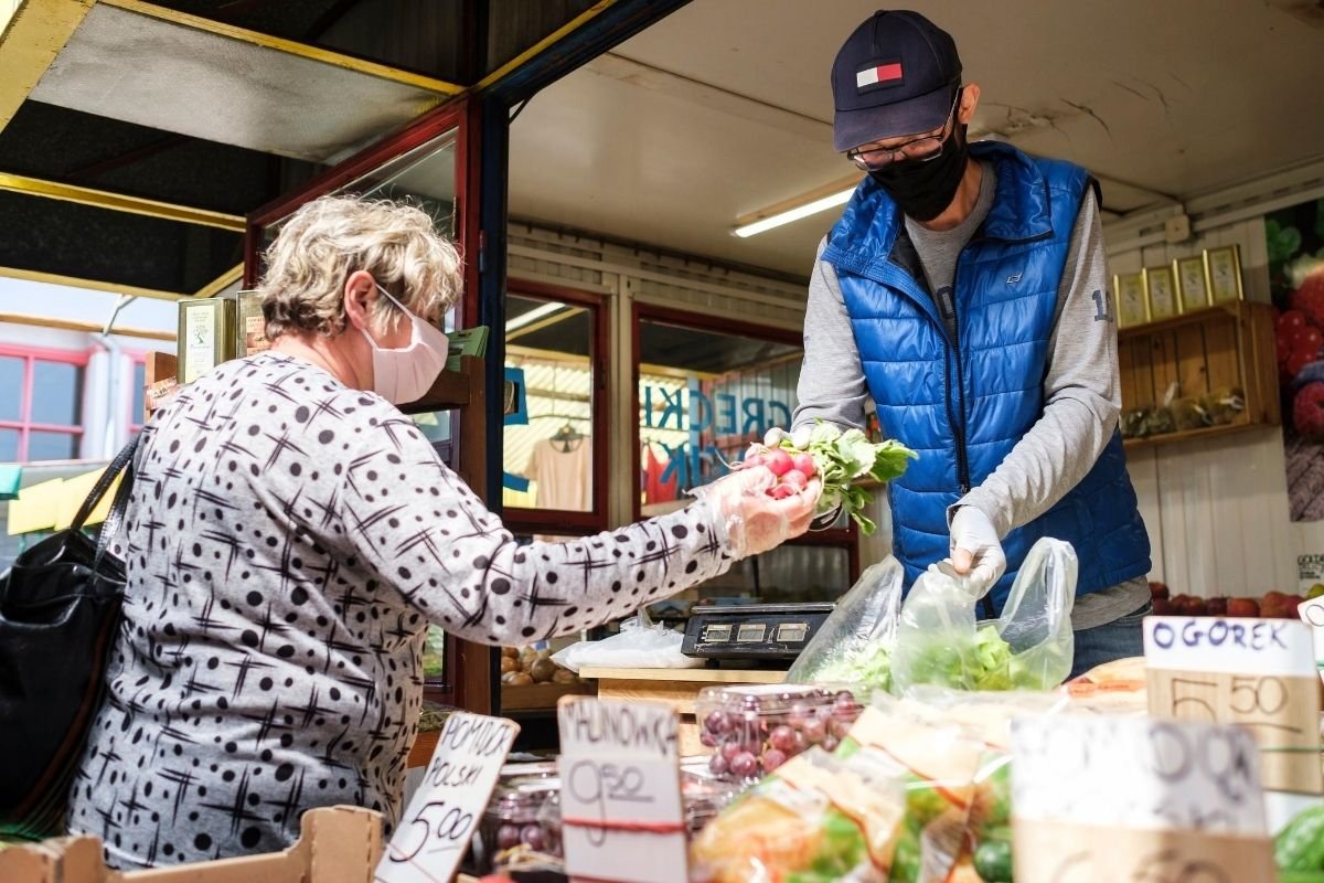 Sprzedawcy nie wiedzą czasem jak zareagować na klientów bez maseczek.