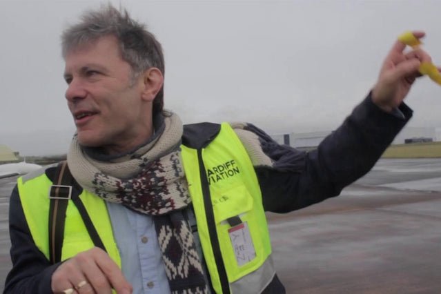 Bruce Dickinson nie tylko śpiewa, ale również lata.