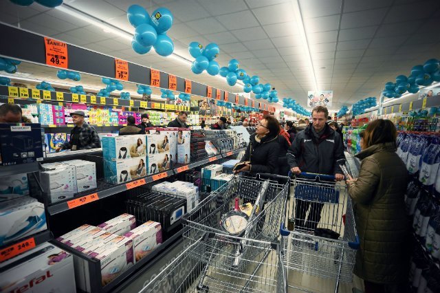 W jednym ze sklepów Lidl klienci stoczyli prawdziwy bój o masło po 2,99 zł za kostkę