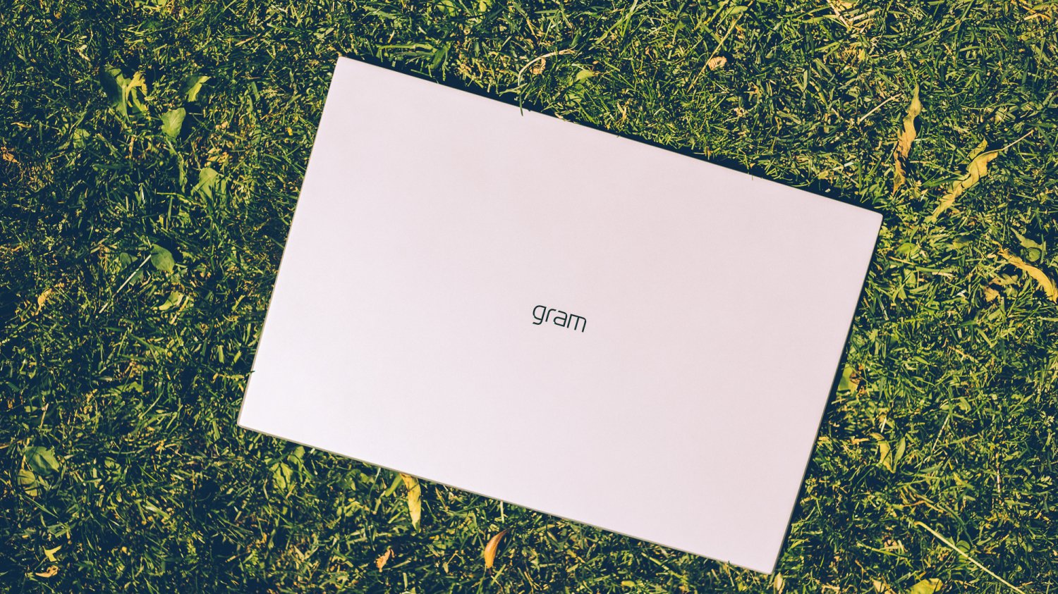 Laptop LG gram na trawie.