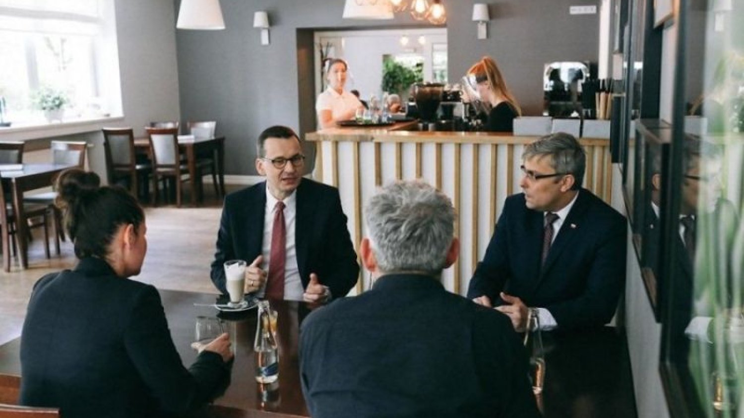 Kiedy ponowne otwarcie restauracji? Doradca premiera prof. Robert Flisiak uważa, że mogłyby być otwarte już teraz.
