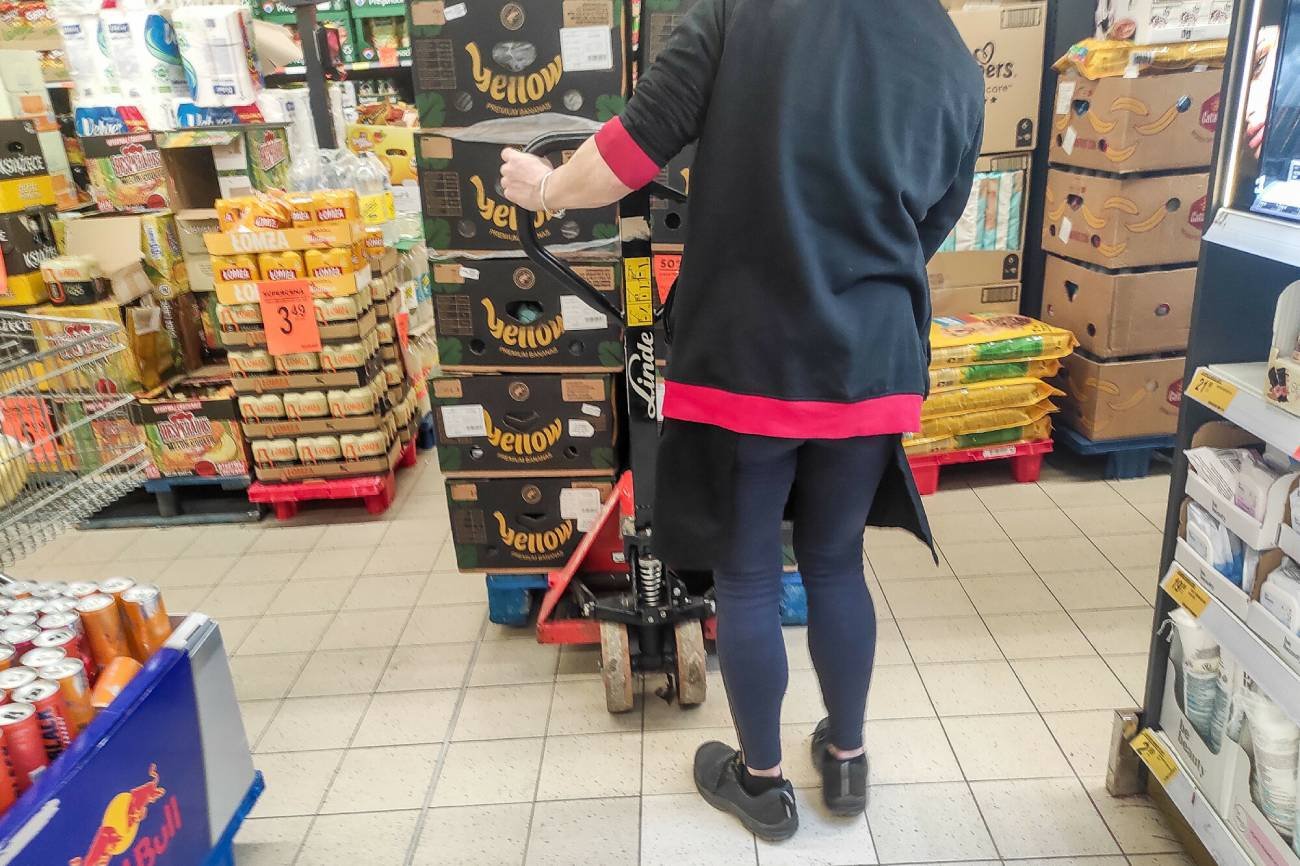 Pracownicy stawiają żądania.