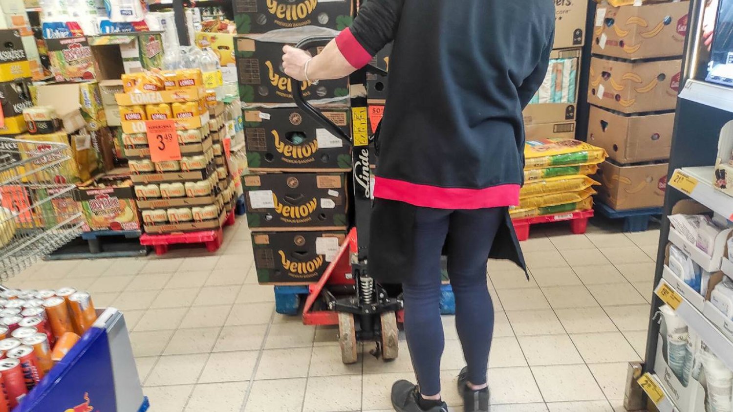 Pracownicy stawiają żądania.