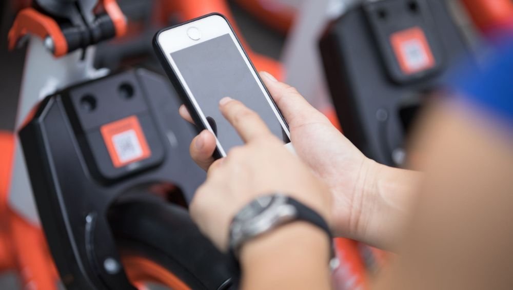 Po samochodach i mieszkaniach przyszedł czas na dzielenie rowerów i hulajnóg. W Polsce takie usługi oferują m.in. Lime, Hive oraz Bird.