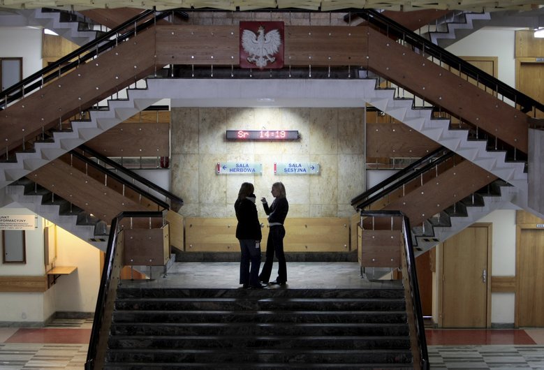 W urzędach marszałkowskich i podległych im instytucjach w 6 województwach, w których wygrał PiS zatrudnionych jest łącznie ok. 11 tysięcy ludzi. Nie wiadomo, ilu z nich straci pracę.