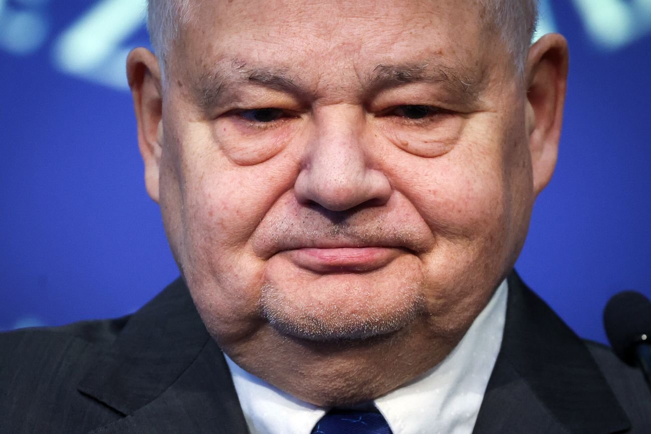 Prezes Glapiński zasługuje na porządne okulary. Zbyt wielu cyferek i problemów nie dostrzega.