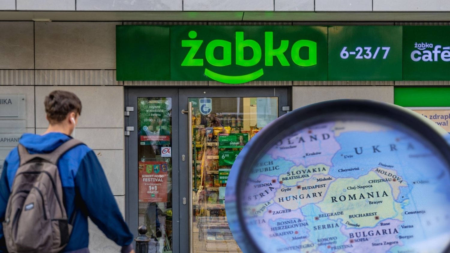 Wklejona mapa z Rumunią na zdjęcie człowieka wchodzącego do sklepu Żabka. Żabka podbija Rumunię. Sieć ma chrapkę na więcej
