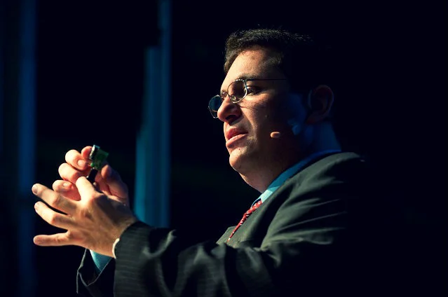 Kevin Mitnick to jeden z najsłynniejszych amerykańskich hakerów. Spędził 4 lata w więzeniu za włamania do sieci komputerowych. Jednak jego talent został doceniony i teraz pracuje jako ekspert ds. bezpieczeństwa.