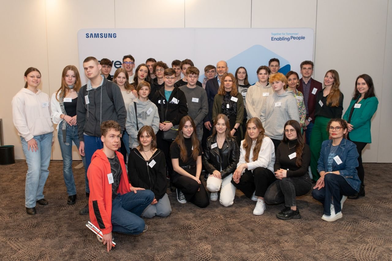 Solve for Tomorrow (SFT) to globalny program edukacyjny Samsung w obszarze CSR, skierowany do uczniów szkół podstawowych i ponadpodstawowych. 20 kwietnia 2023 roku odbył się finał jego drugiej edycji.