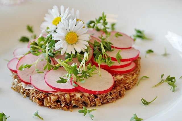 Niewinnie wyglądający kwiatek w sałatce, czy na kanapce może być groźny dla zdrowia