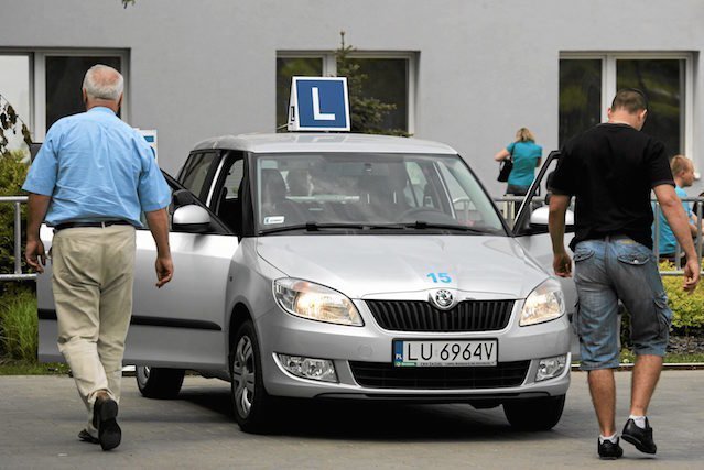 Obecnie produkowane samochody są... zbyt nowoczesne w kontekście do obowiązujących przepisów prawnych dotyczących egzaminów na prawo jazdy.