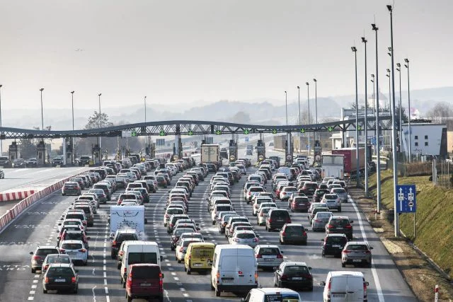 Ministerstwo Infrastruktury zdecydowało, że szlabany na autostradach zostaną podniesione, gdy oczekiwanie na przejazd będzie trwało więcej, niż 45 minut.