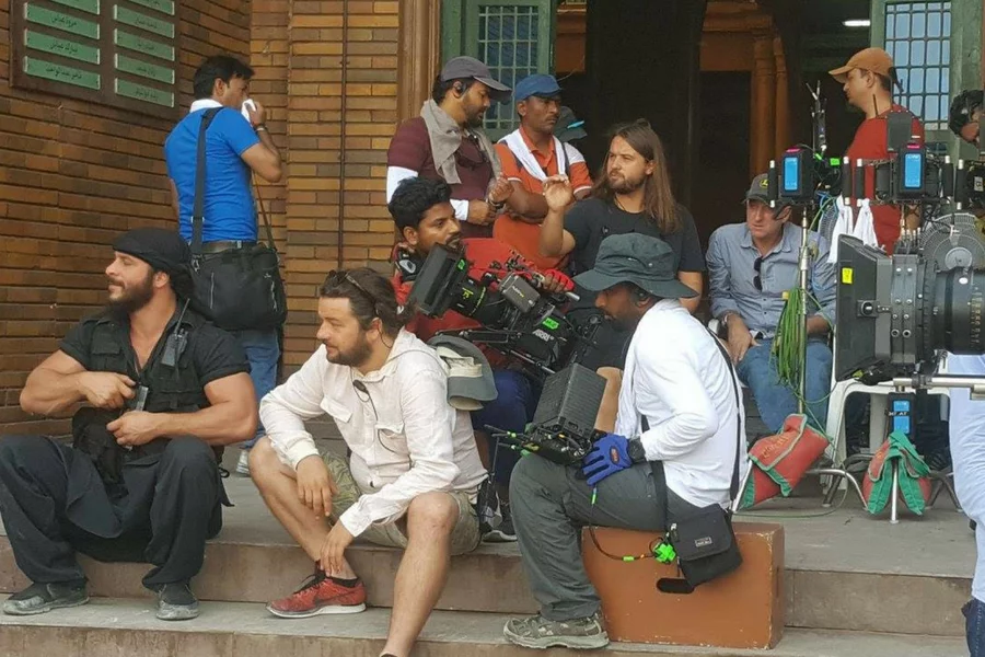 Praca na planie filmowym w Indiach różni się od pracy w Polsce: przede wszystkim długością trwania zdjęć, liczebnością ekipy, rytmem pracy.