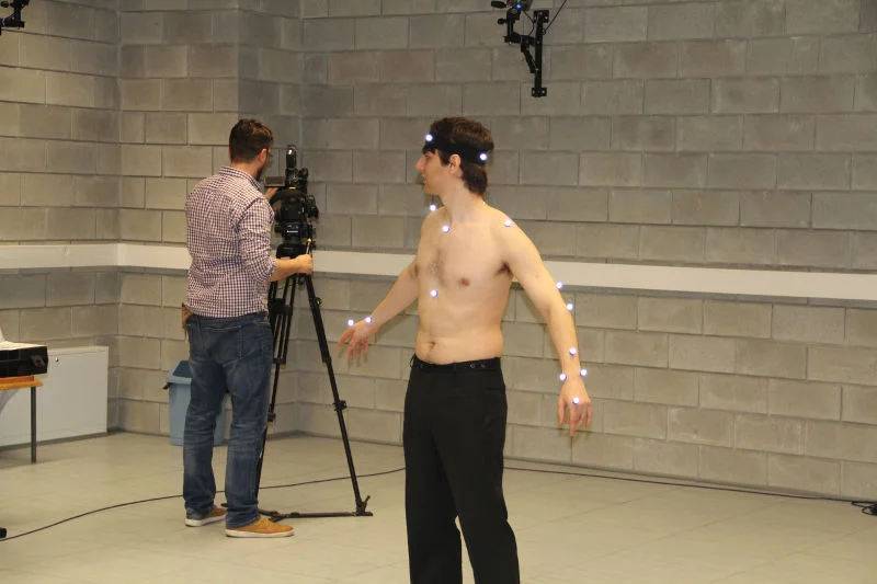 Osoba podpięta do aparatury motion capture.
