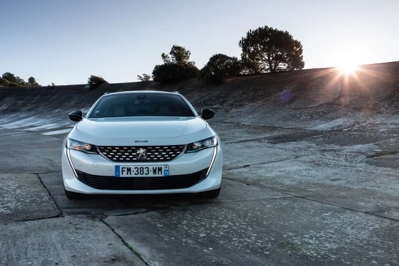 Komfort i ergonomia, jakie zapewnia Peugeot 508 SW, docenią osoby, które często podróżują w celach służbowych, a także rodzice odwożący codziennie dzieci do przedszkola czy szkoły