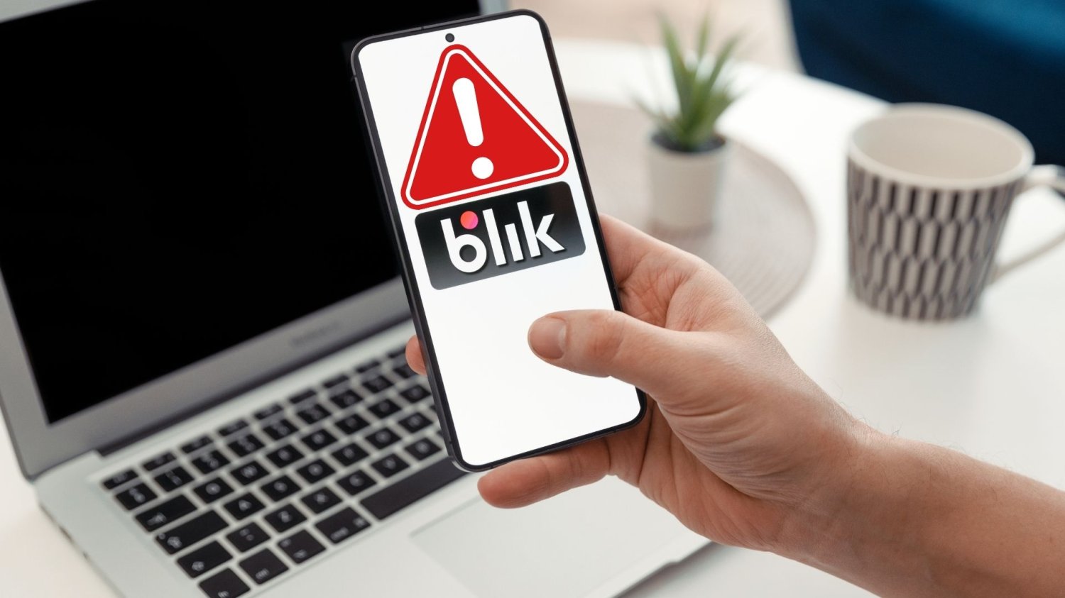 Smartfon z BLIK i wykrzyknikiem. Oszuści mają nowe metody kradzieży pieniędzy.