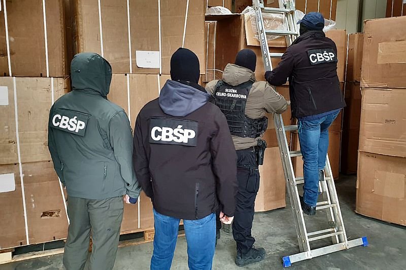 Żeby wywieźć tak potężną ilość nielegalnego tytoniu, służby potrzebowały aż 6 tirów