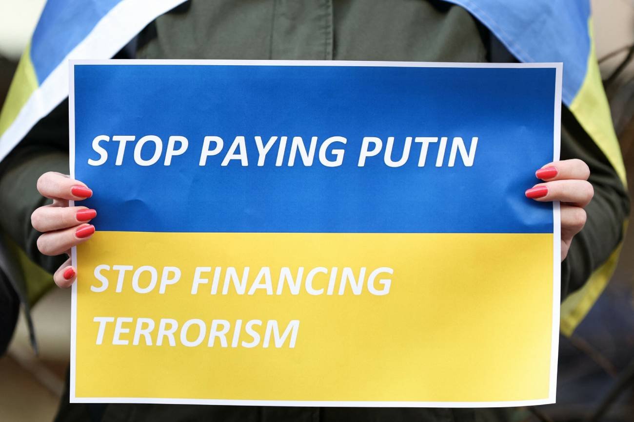 Protest solidarności z Ukrainą - transparent "nie płaćcie Putinowi"