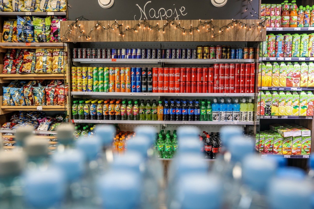 Nowa opłata w sklepach? Niektóre rozważają podnosić ceny napojów chłodzonych w lodówkach