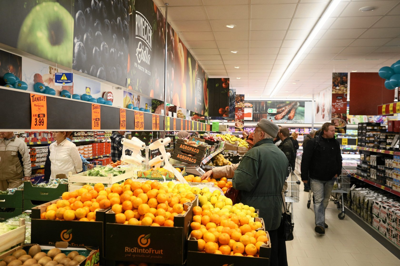 Biedronka i Lidl walczą zażarcie o pracownika