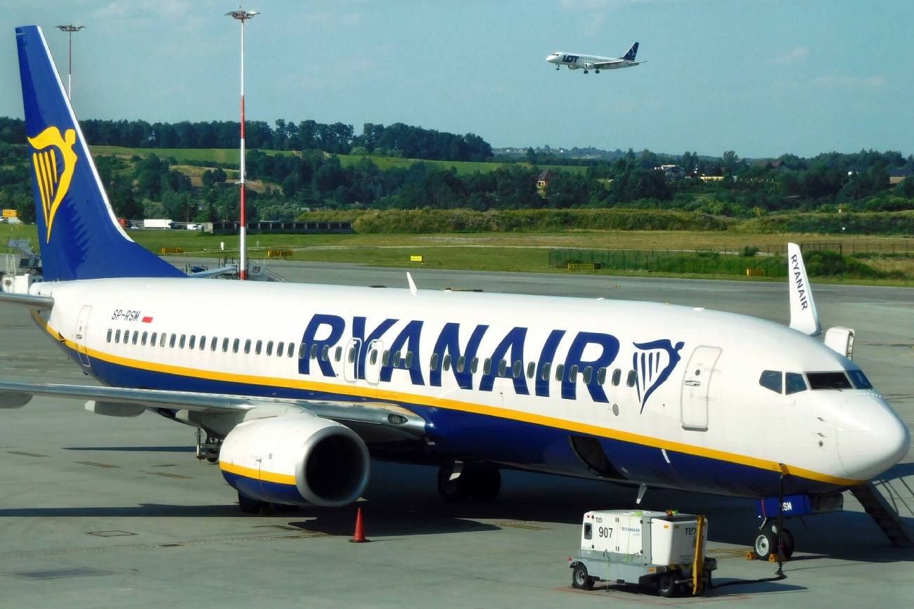 samolot Ryanair na płycie lotniska