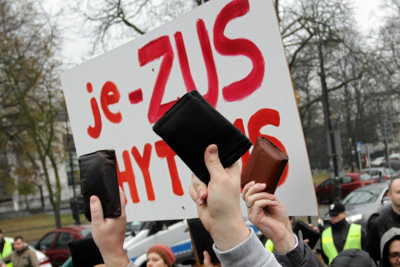 Nie liczysz na ZUS? Zobacz ile musisz odkładać miesięcznie na prywatną emeryturę, aby zgromadzić kilkaset tys. zł.