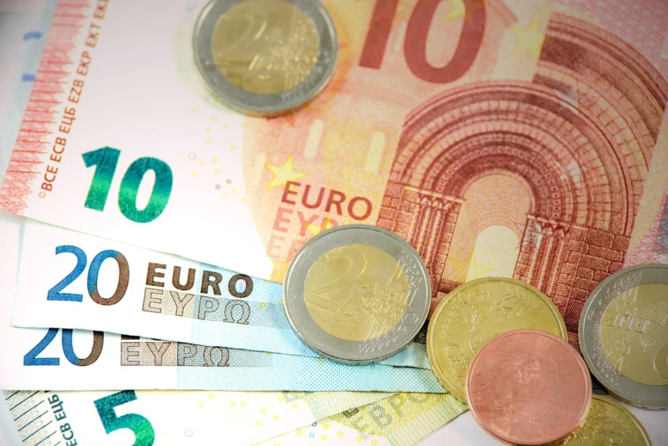 Banknoty i monety euro.
